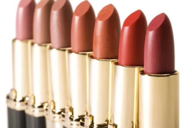 Oltre alla scelta del rossetto, per chi desidera un sorriso ancora più luminoso, esistono soluzioni rapide e pratiche.